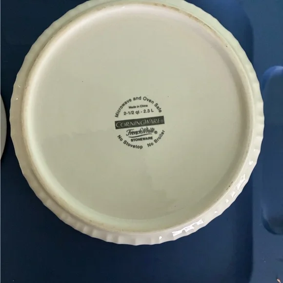 Corning Ware French White Round 2 1/2 and 1 1/2 Qt Casserole Dishes with Lids - Picture 4 of 16